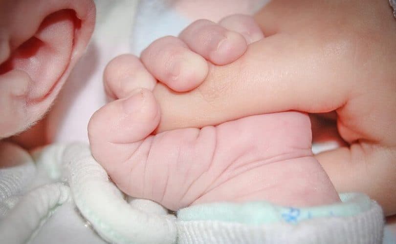 Parenting Islami (31): Mencium dan Memeluk Sang Anak