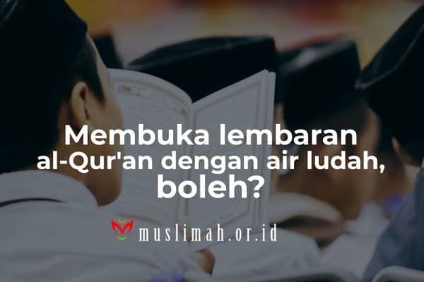 Membuka Lembaran Al Qur’an Dengan Air Ludah, Bolehkah?